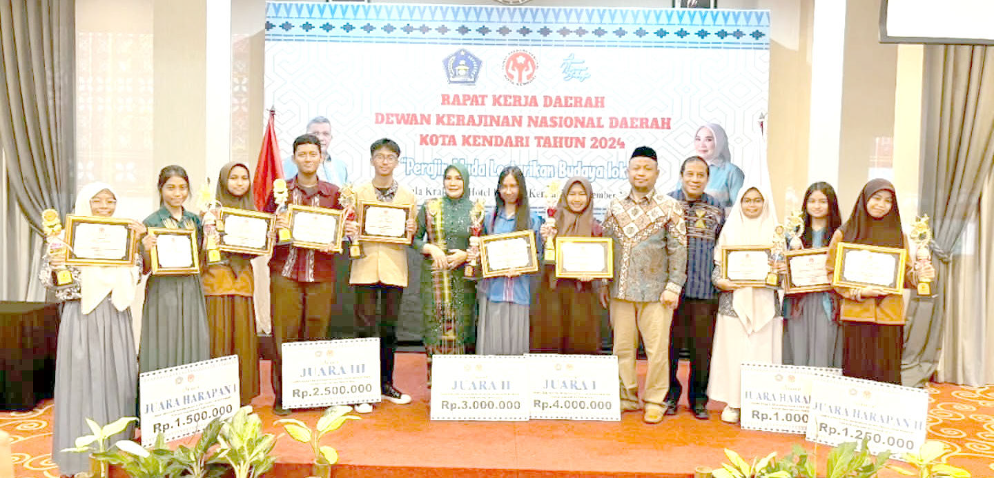 Pj Sekda Kota Kendari dr. Sukirman bersama pelajar usai Rakerda Dekranasda Kota Kendari tahun 2024.