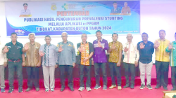 Sekda Buton Asnawi bersama tim percepatan penurunan stunting Kabupaten Buton usai pertemuan publikasi hasil pengukuran prevalesi stunting, akhir pekan kemarin.