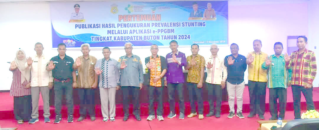 Sekda Buton Asnawi bersama tim percepatan penurunan stunting Kabupaten Buton usai pertemuan publikasi hasil pengukuran prevalesi stunting, akhir pekan kemarin.