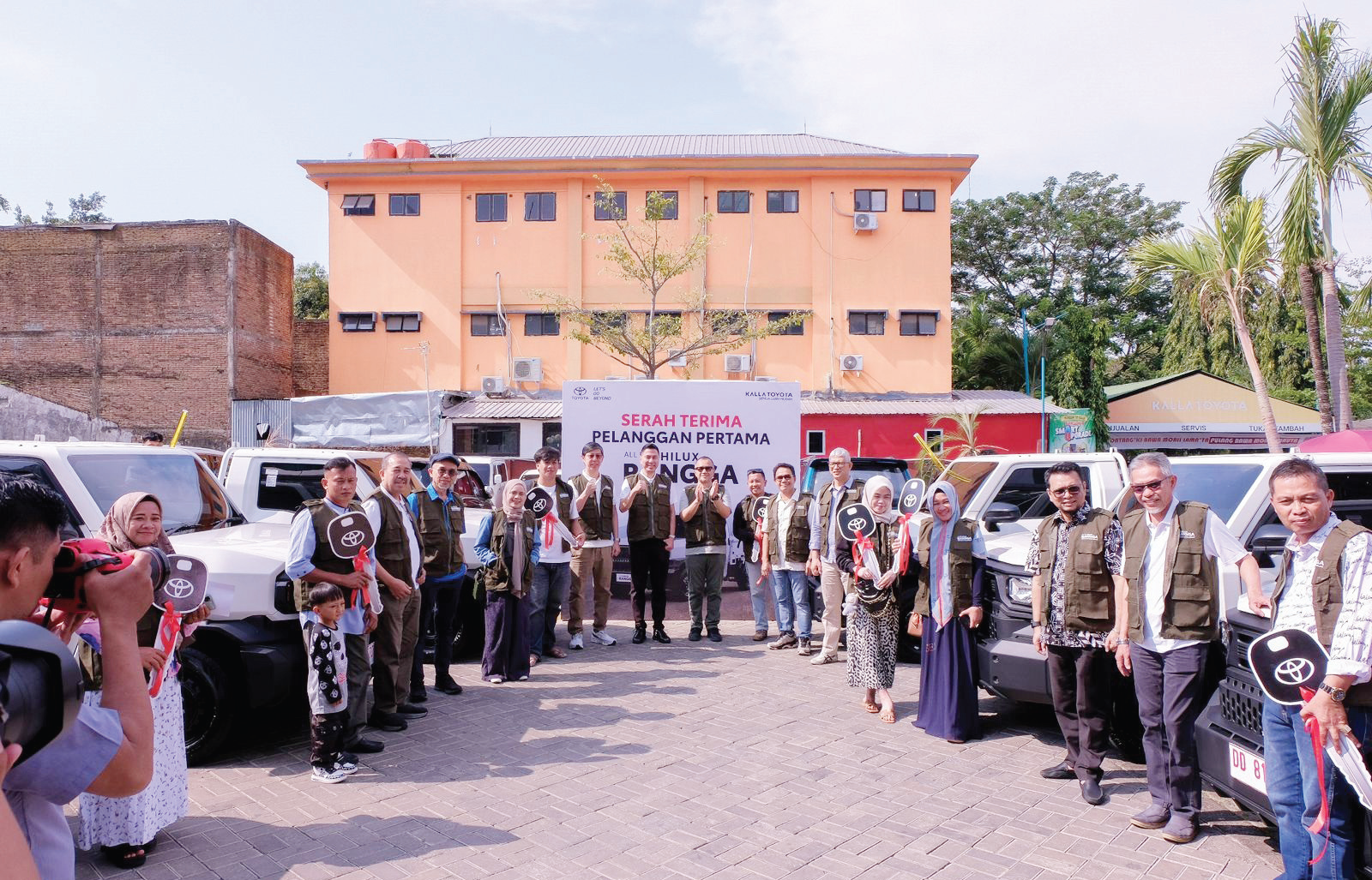 Foto bersama usai serah terima Toyota All New Hilux Rangga kepada pelanggan pertama.