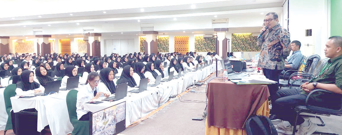 Kepala BKPSDM Konut, Muh. Nursain saat memberikan arahan pada peserta tes calon PPPK, bertempat di salah hotel di Kota Kendari.