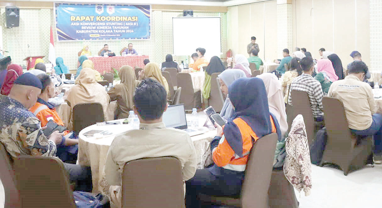 PERCEPATAN PENANGANAN : Pj. Bupati Kolaka Muhammad Fadlansyah (tengah) saat menghadiri acara rapat koordinasi konvergensi stunting, pekan kemarin.