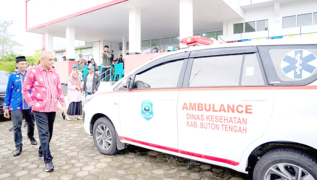 Pj Bupati Buteng Kostantinus menyerahkan bantuan ambulaance di Puskesmas Sangia Wambulu.