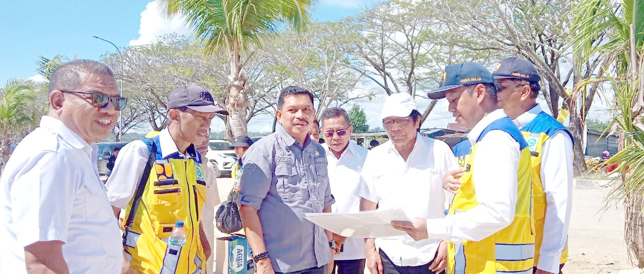 Wakil Ketua I Komisi V DPR RI, Ridwan Bae bersama pegawai BWS Sulawesi IV melakukan peninjauan pembangunan tanggul pesisir pantai Raha.