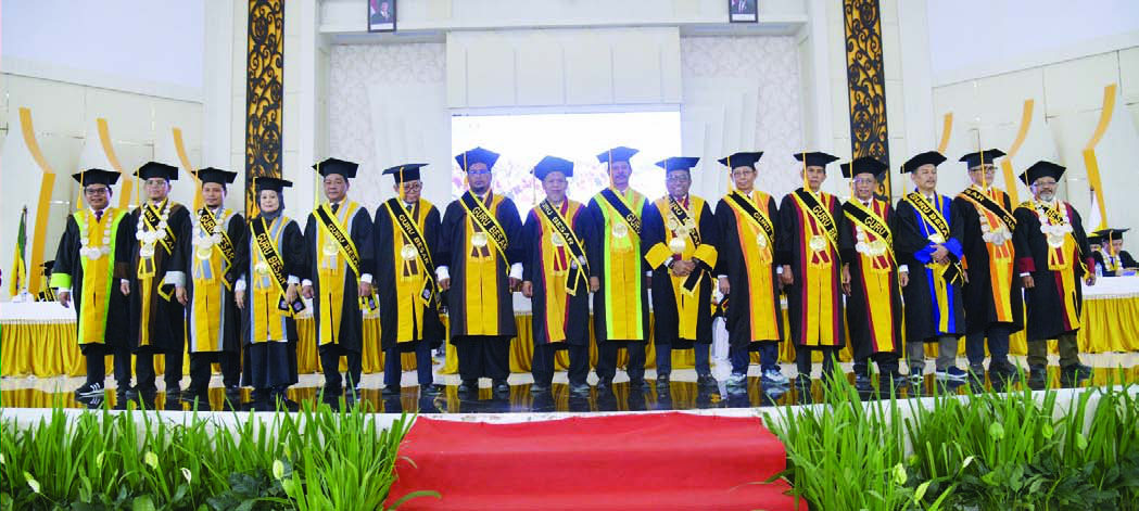 Foto bersama ektor UHO, Prof. r. uhammad Zamrun, .i., .i., .c. (tujuh dari kanan), anggota senat universitas dan guru besar yang telah dikukuhkan.