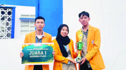 DOK. PRIBADI/ Tiga mahasiswa UHO, saroh Afrianto (kiri), Nurul Ariyfatun Aziyzah (tengah), Jihan saputra (kanan), berhasil meraih gelar juara pertama pada lomba business Plan di raden Fatah sharis economic expo VII 2024 yang berlangsung di Universitas Islam Negeri raden Fatah Palembang.