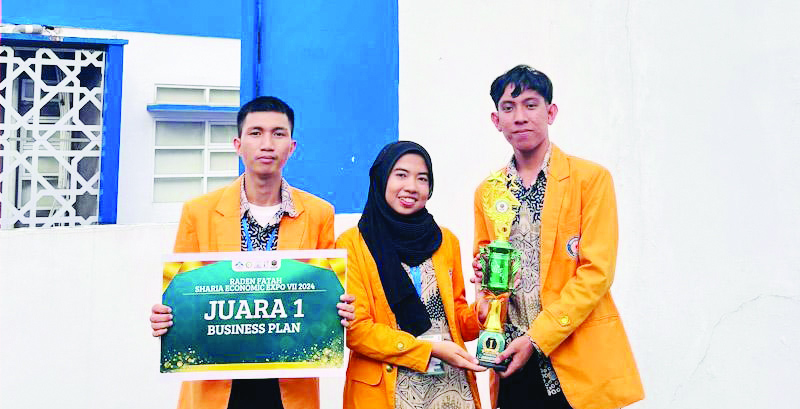 DOK. PRIBADI/ Tiga mahasiswa UHO, saroh Afrianto (kiri), Nurul Ariyfatun Aziyzah (tengah), Jihan saputra (kanan), berhasil meraih gelar juara pertama pada lomba business Plan di raden Fatah sharis economic expo VII 2024 yang berlangsung di Universitas Islam Negeri raden Fatah Palembang.