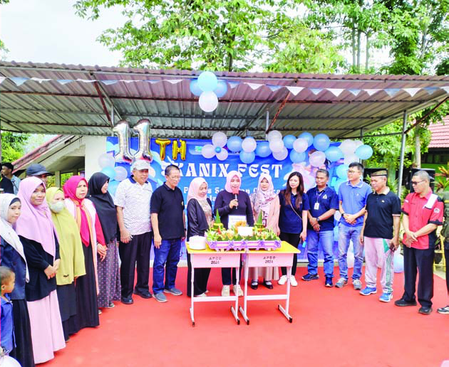 Kepala smKN 6 Kendari, sitti ma’wa rohani, didampingi guru, staf, dan perwakilan mitra perusahaan, merayakan HUT smKN 6 Kendari sekaligus Gelar Karya dan penutupan Porseni.