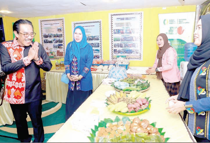 Pj Bupati Bombana Edy Suharmanto menyambangi salah satu stand OPD pada pameran pembangunan HUT Bombana.