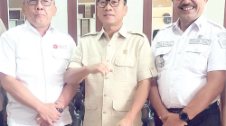 Kadis PMD Sultra, Dr. I Gede Panca (kanan) mendampingi Mendes PDT, Yandri Susanto (tengah) dalam kunjungannya ke desa inovasi di Kabupaten Konut.