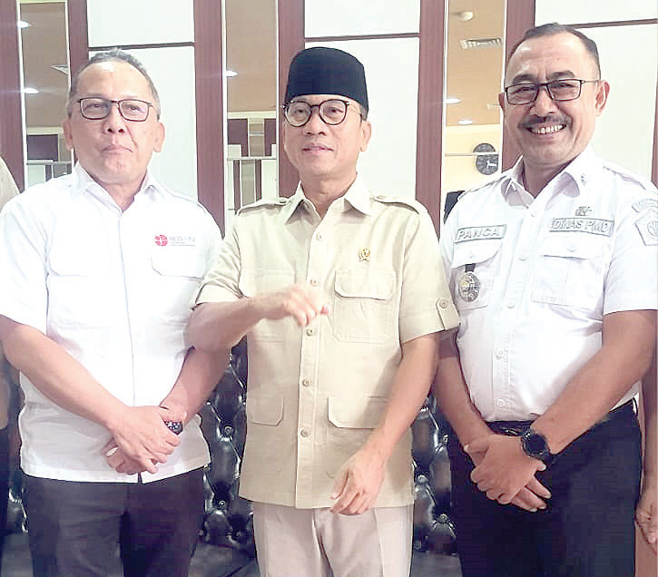 Kadis PMD Sultra, Dr. I Gede Panca (kanan) mendampingi Mendes PDT, Yandri Susanto (tengah) dalam kunjungannya ke desa inovasi di Kabupaten Konut.