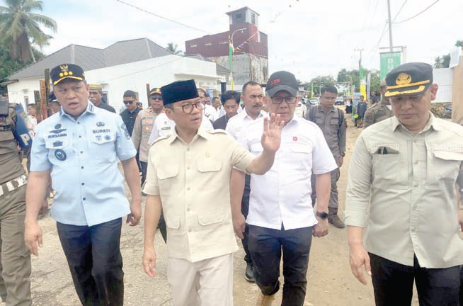 Mendes PDT, Yandri Susanto (tengah) didampingi Bupati Konut, Ruksamin (kiri) dan Kadis PMD Sultra, Dr. I Gede Panca (belakang) serta sejumlah pejabat saat mengunjungi desa inovasi.