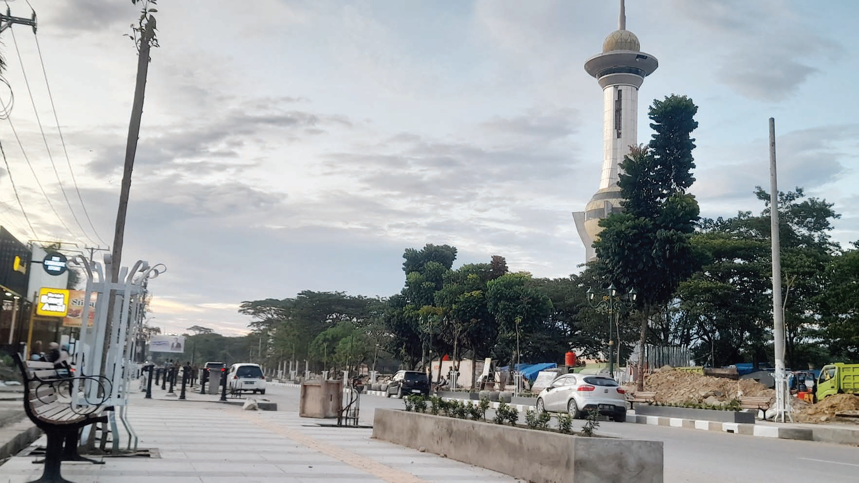 TQ quare bersiap menjadi wajah baru Kota Kendari! Penataan pelataran alun-alun ini dimulai dengan pembangunan pedestrian senilai p 20 miliar. Proyek ambisius ini dijadwalkan selesai dalam waktu dekat dan akan diresmikan pada 22 Desember.