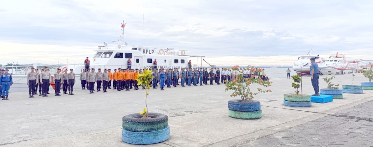 Suasana apel gabungan persiapan menghadapi lonjakan penumpang jelang Nataru di Pelabuhan Nusantara Kendari.