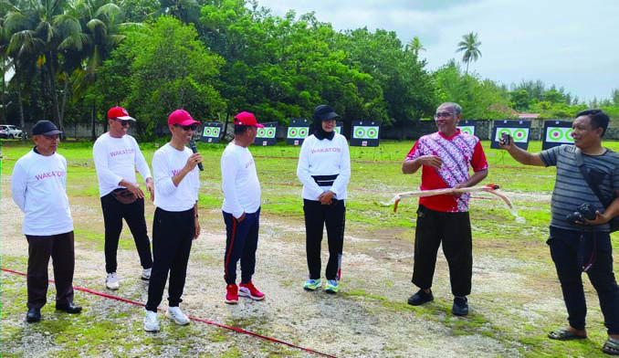 ASTI NOVALISTA / KENDARI POS/ Bupati Wakatobi Haliana (3 dari kiri, pegang mik) menyatakan Pemkab Wakatobi siap jadi tuan rumah Federasi Seni Panahan Tradisional Indonesia (Fespati) 2026 saat open tournament Wakatobi Archery Cup 2024 di Kelurahan Wanci, Kecamatan Wangi, baru-baru ini.