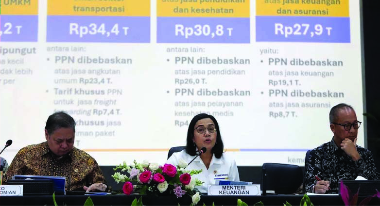 Menteri Keuangan Sri Mulyani (kanan) menyampaikan keterangan saat konferensi pers. (Fedrik Tarigan/ Jawa Pos)