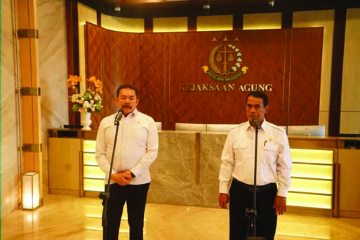 Menteri Pertanian Andi Amran Sulaiman dan Jaksa Agung S.T. Burhanuddin di Kejaksaan Agung, Jakarta. (Humas Kementan)