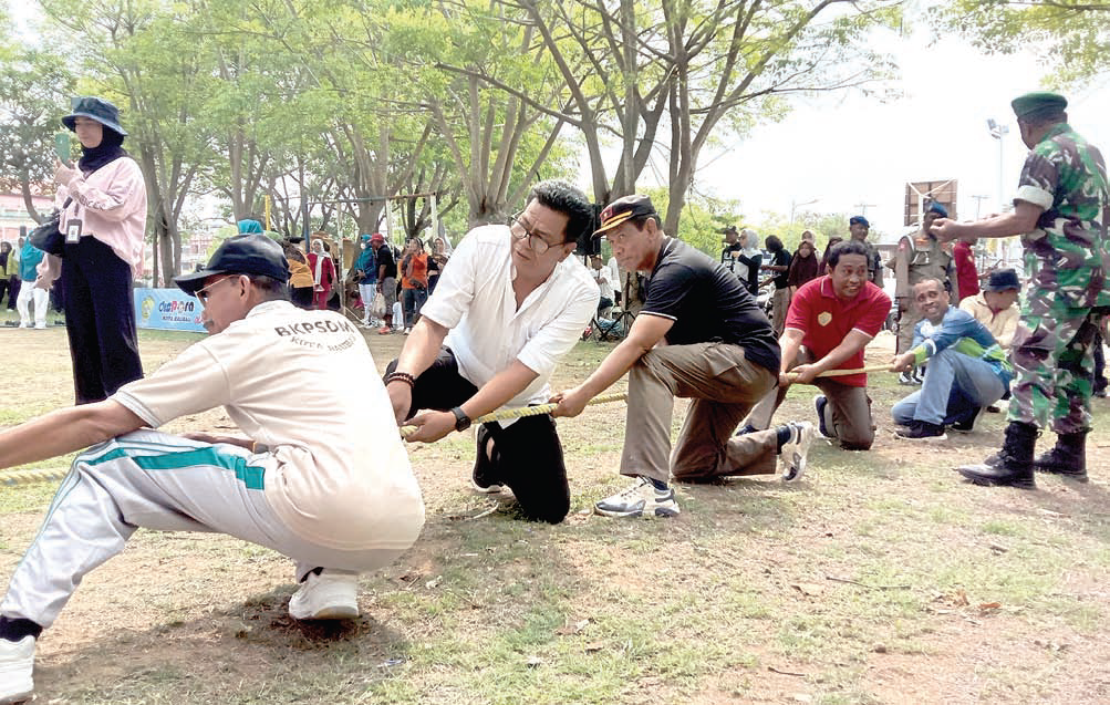 HARMONISASI : Pemkot Baubau melalui Dinas Pemuda dan Olahraga mencoba mengharmonisasi hubungan perbedaan dengan menggelar festival olahraga tradisional.