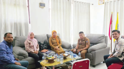 Tim Peneliti FH UHO yang diketuai Dr. Sitti Aisah Abdullah, S.H., M.H., (dua dari kiri) bersama anggota tim, saat menyambangi pihak Dinas Pemberdayaan Perempuan dan Perlindungan Anak Kabupaten Muna.