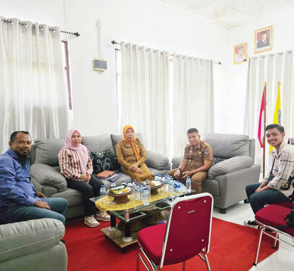 Tim Peneliti FH UHO yang diketuai Dr. Sitti Aisah Abdullah, S.H., M.H., (dua dari kiri) bersama anggota tim, saat menyambangi pihak Dinas Pemberdayaan Perempuan dan Perlindungan Anak Kabupaten Muna.