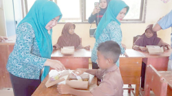 PEMENUHAN NUTRISI : Pj Ketua TP-PKK Kolut, Nurhayati Yusmin (kiri) saat turun melihat langsung realisasi kegiatan program makanan bergizi gratis bagi anak sekolah di Kecamatan Batu Putih.