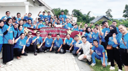 Foto bersama usai kegiatan bersih-bersih gereja menjelang perayaan Natal 2024