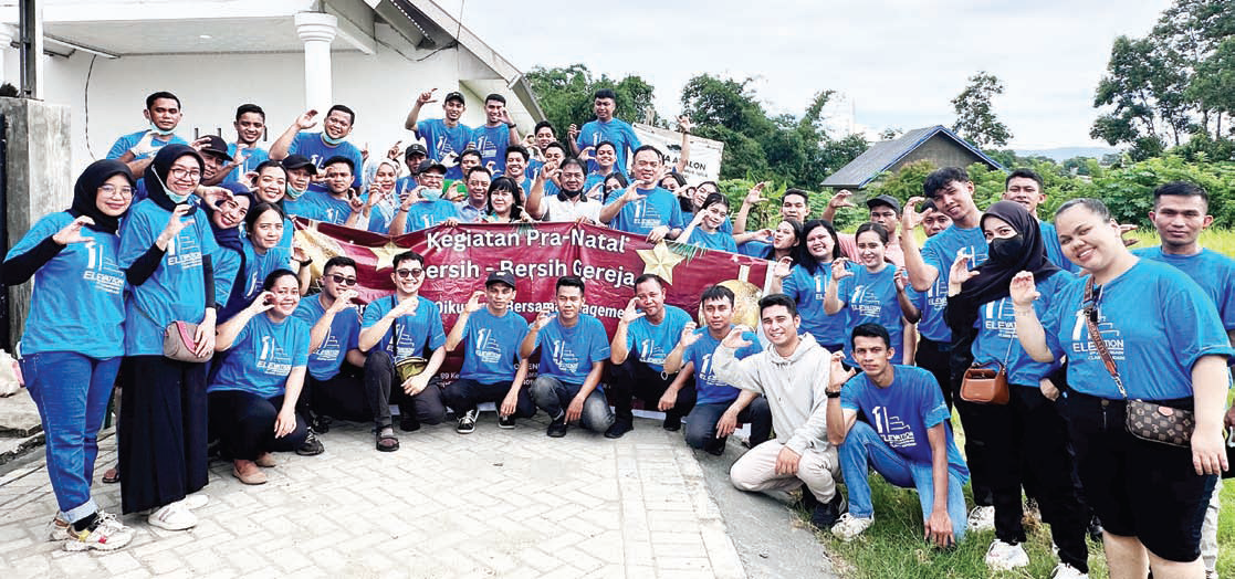 Foto bersama usai kegiatan bersih-bersih gereja menjelang perayaan Natal 2024