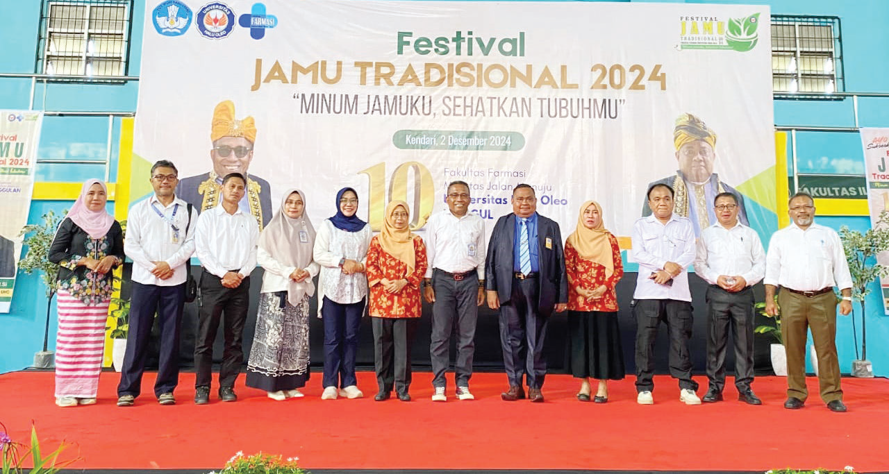 Foto bersama Rektor UHO, Prof. Dr. Muhammad Zamrun Firihu (enam dari kanan), Ketua DWP UHO Viska Indah Variani (enam dari kiri), Dekan FF UHO, Prof. Dr. Ruslin (lima dari kanan), Wakil Rektor, dan sejumlah Dekan lingkup UHO, usai kegiatan pembukaan di Sport Center UHO, Senin (2/12).