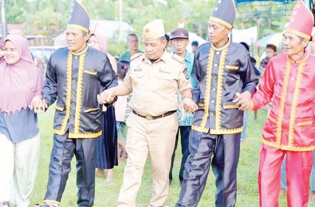 TRADISI LOKAL : Asisten I Pemkab Konsel, H. Amran Aras (tengah) menari bersama masyarakat dalam Festival Lulo Ngganda di Kecamatan Benua.