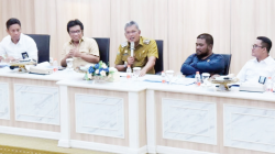 KUNKER KOMISI V DPR RI : Pj Wali Kota Kendari, Muhammad Yusup mendampingi Wakil Ketua Komisi V DPR RI Ridwan Bae saat kunker di Balai Kota Kendari, kemarin.