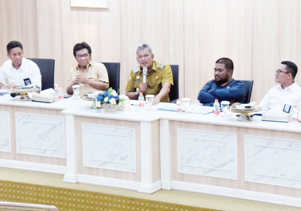 KUNKER KOMISI V DPR RI : Pj Wali Kota Kendari, Muhammad Yusup mendampingi Wakil Ketua Komisi V DPR RI Ridwan Bae saat kunker di Balai Kota Kendari, kemarin.