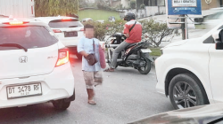 Anak jalanan beraksi di salah satu titik lampu merah di Kota Kendari, beberapa waktu lalu. Selain lampu merah, mereka kerap dijumpai di perempatan jalan, pasar, dan area publik lainnya.