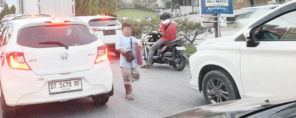 Anak jalanan beraksi di salah satu titik lampu merah di Kota Kendari, beberapa waktu lalu. Selain lampu merah, mereka kerap dijumpai di perempatan jalan, pasar, dan area publik lainnya.