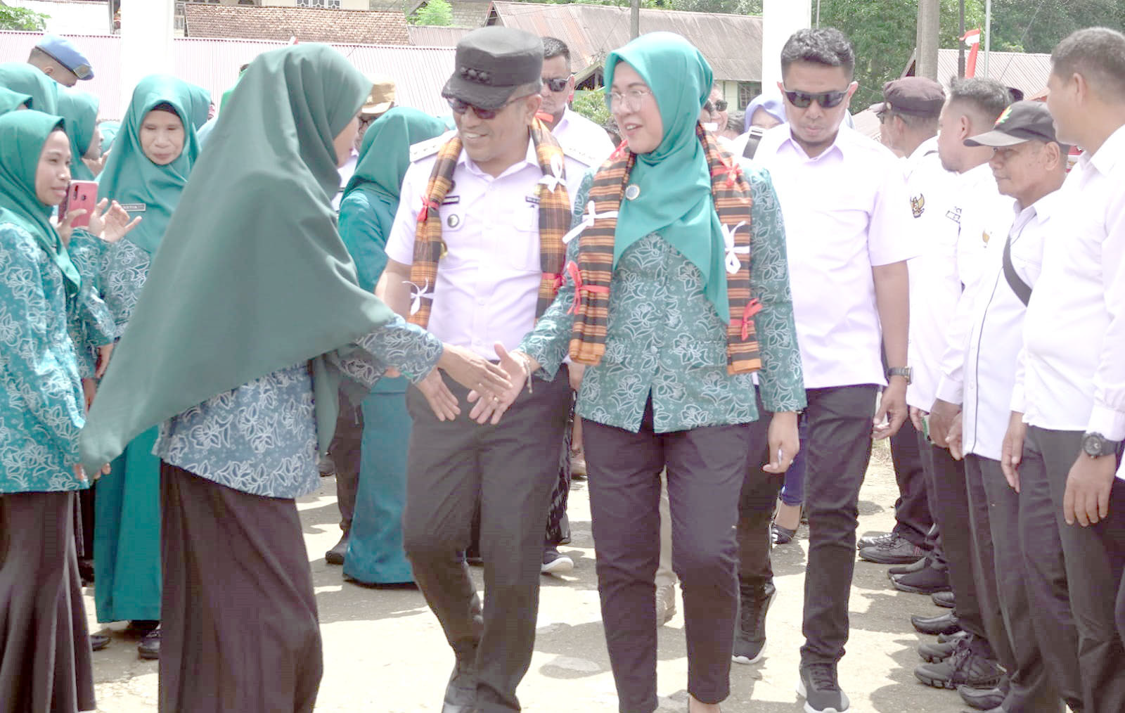 Pj. Bupati Busel Ridwan Badallah bersama istri melakukan kunjungan kerja di Kecamatan Sampolawa.