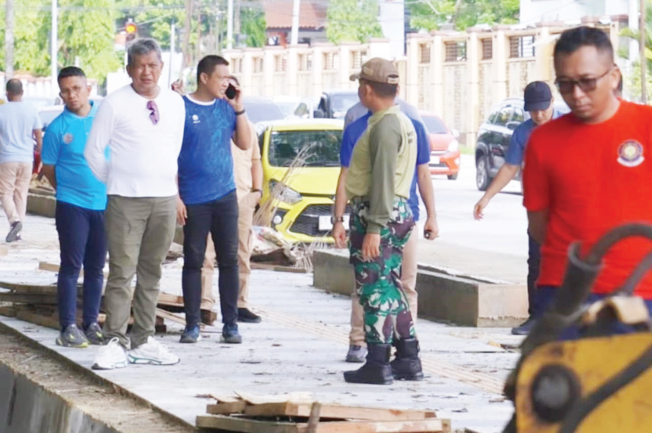 PENATAAN KAWASAN MTQ SQUARE : Pj Wali Kota Kendari, Muhammad Yusup (kaos putih) meninjau pembangunan pedistrian di kawasan Eks MTQ Kendari, kemarin.