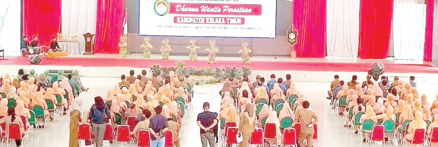 PERAN PENTING : Suasana penutupan peringatan HUT ke- 25 Dharma Wanita Persatuan Kabupaten Koltim yang dihadiri langsung Sekab, Andi Muh. Iqbal Tongasa.