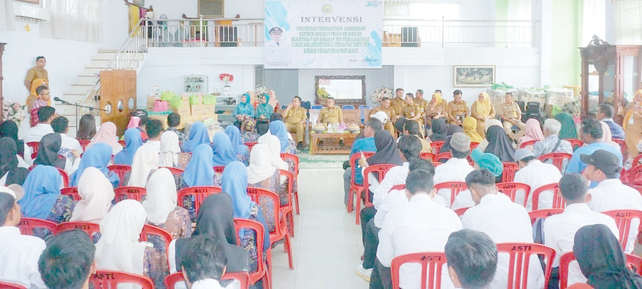 HAPUS KEMISKINAN : Suasana penyerahan sejumlah bantuan secara simbolis kepada penerima manfaat dari berbagai kecamatan dan kelurahan melalui program inklusi sejahtera dari alokasi dana insentif fiskal kategori kesejahteraan masyarakat tahun 2024.