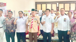 JOB FAIR : Sekretaris Provinsi Sultra Asrun Lio (empat dari kiri) didampingi Kepala Dinas Transmigrasi dan Tenaga Kerja L.M Ali Haswandy (tiga dari kanan) dan Kepala BPVP Kendari, Amran (dua dari kanan) di Job Fair di kantor Disnakertrans Sultra kemarin