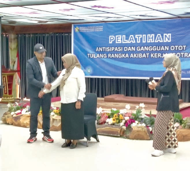 PELATIHAN : Suasana pelatihan antisipasi dan penanganan Gangguan Otot Rangka Akibat Kerja (Gotrak) yang digelar Bappeda Sultra di Hotel Kubah 9 Kendari, Rabu (18/12)