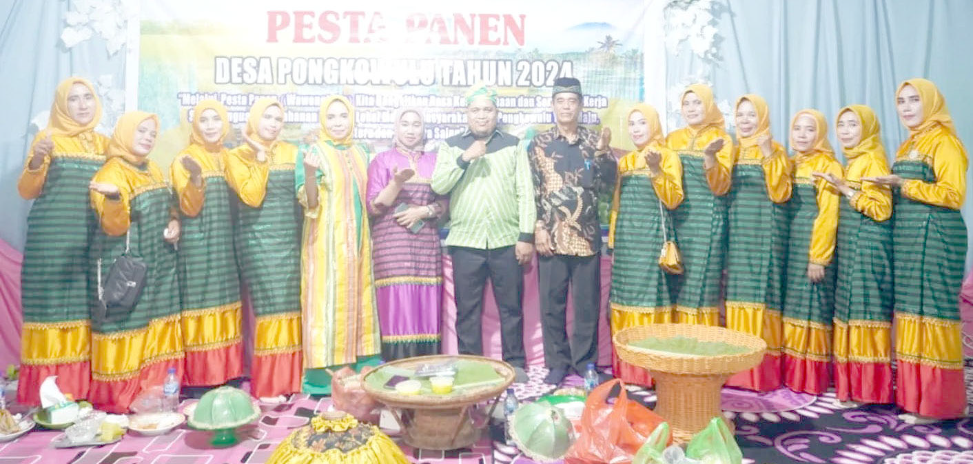 UNGKAPAN SYUKUR : Staf Ahli Bupati Butur Bidang Ekonomi, Keuangan dan Pembangunan, La Nita (ketujuh dari kanan) ketika menghadiri pesta panen warga di Desa Pongkowulu, Kecamatan Kambowa.