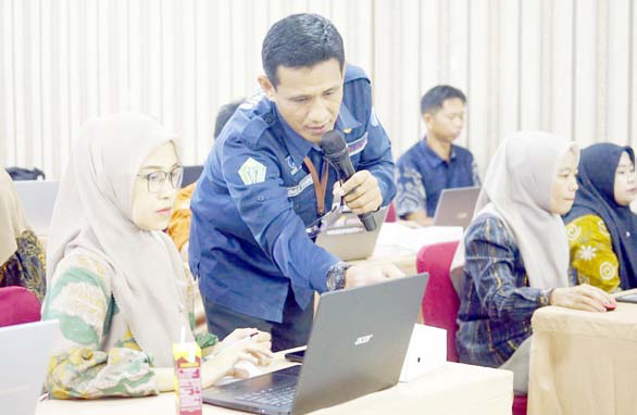 TINGKATKAN PELAYANAN : Penyelenggaraan bimbingan teknis bagi Admin OPD terkait SP4NLAPOR yang diprakarsai pihak Diskominfo Kolut, kemarin.