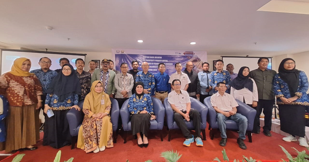 JAGA EKOSISTEM LAUT : Peserta ekspos program Ocean for Prosperity atau Lautra foto bersama di Plazainn Hotel Kendari, Kamis (19/12).