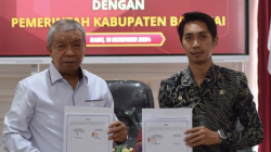 Foto bersama Rektor Unsultra, Prof. Dr. Ir. H. Andi Bahrun, M.Sc. Agric (kiri) dan Plt Kabid Pemanfaatan Fasilitasi Riset Kabupaten Banggai, Indra Purnama Khartiona, S.TP (kanan) usai penandatanganan MoU.