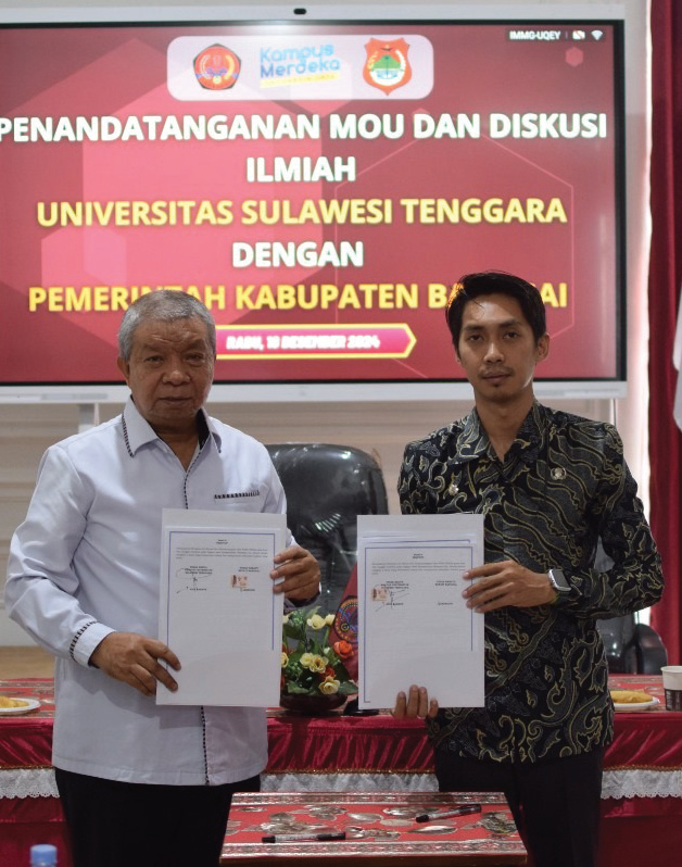 Foto bersama Rektor Unsultra, Prof. Dr. Ir. H. Andi Bahrun, M.Sc. Agric (kiri) dan Plt Kabid Pemanfaatan Fasilitasi Riset Kabupaten Banggai, Indra Purnama Khartiona, S.TP (kanan) usai penandatanganan MoU.