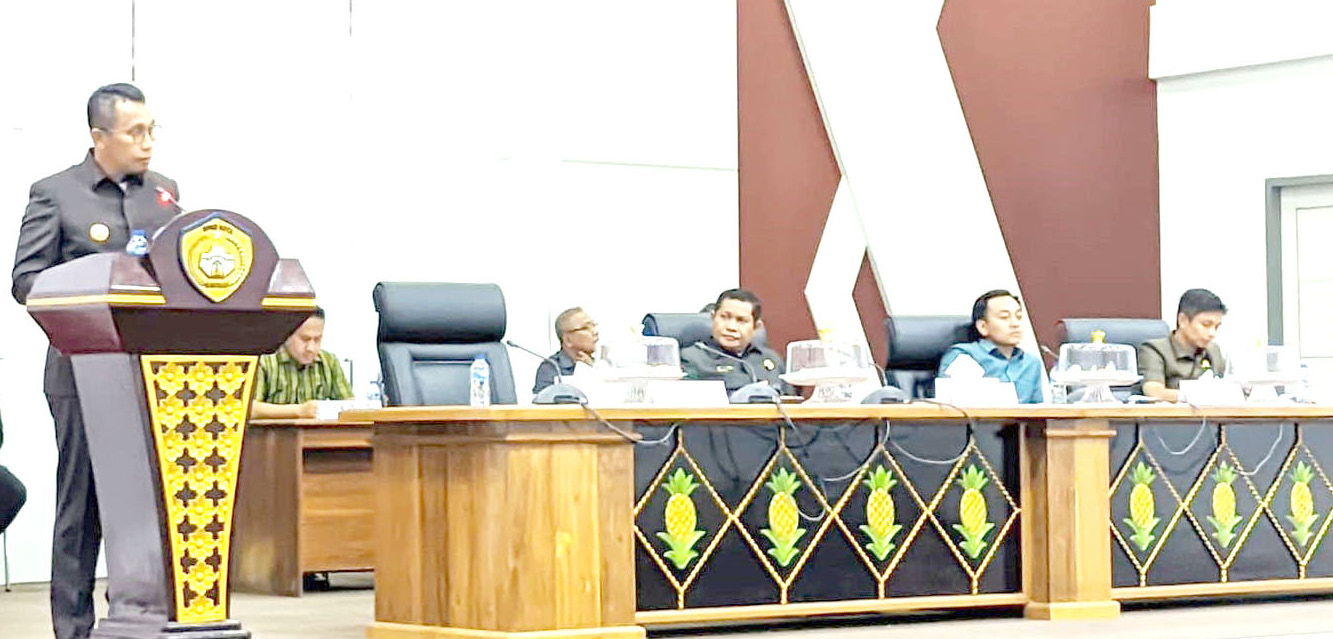 PENETAPAN : Pj Wali Kota Baubau, H. Muh. Rasman Manafi (kiri) ketika membacakan sambutannya dalam sidang paripurna DPRD penetapan Raperda APBD 2025.