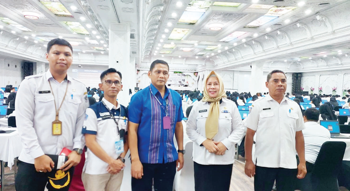 SELEKSI KOMPETENSI BIDANG : Kepala BKPSDM Kota Kendari, Hasria (kedua dari kanan) didampingi Kabid Pengadaan, Pemberhentian dan Formasi, La Ode Marfin Nurjan saat meninjau pelaksanaan SKD CPNS Pemkot Kendari beberapa waktu lalu.