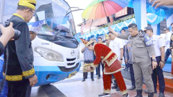 Pj Bupati Bombana Edy Suharmanto meresmikan Damri yang akan beroperasi rute Bombana-Kendari.