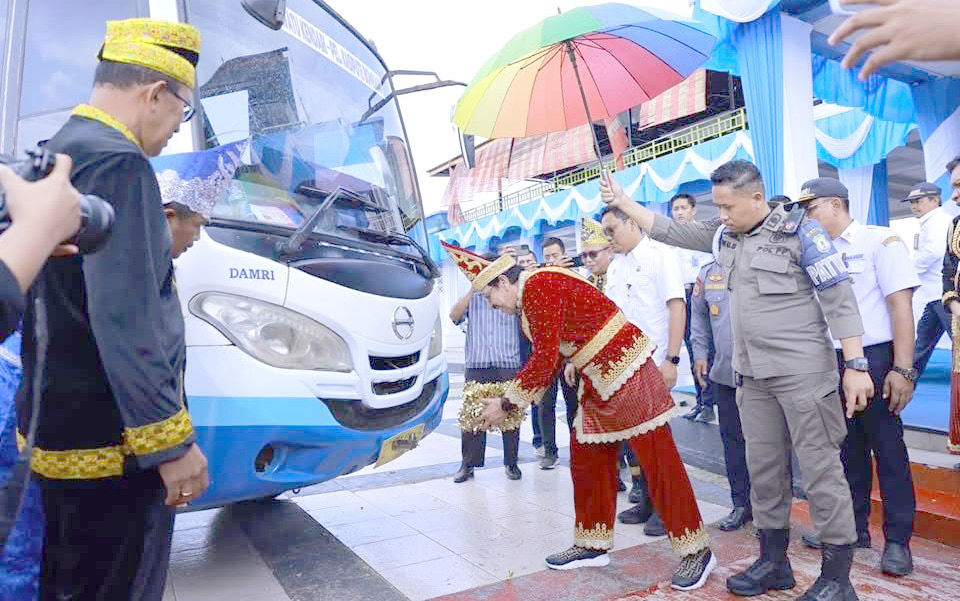 Pj Bupati Bombana Edy Suharmanto meresmikan Damri yang akan beroperasi rute Bombana-Kendari.