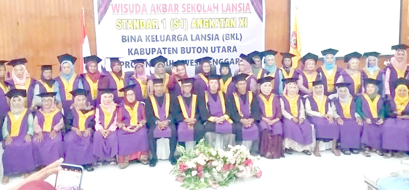 TETAP PRODUKTIF : Wisuda Sekolah Lansia E’engkineke Rahia Kopasarano Desa Rombo, Kecamatan Kulisusu yang dihadiri Asisten Pemerintahan dan Kesra Setkab Butur, Mansur, S.Sos, M.Si.