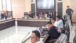 LAODE IDRIS SYAPUTRA/KENDARI POS) RDP: Suasana RDP terkait dugaan pelanggaran perizinan oleh Exodus Cafe di Kantor DPRD Kota Kendari, Jumat (20/12/2024).